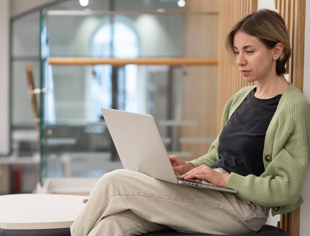 Dame werkt aan cyberveiligheid